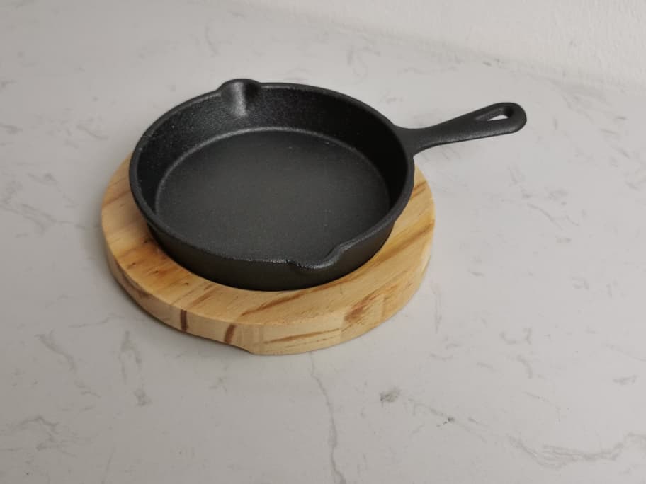 12cm cast iron pan with wooden tray