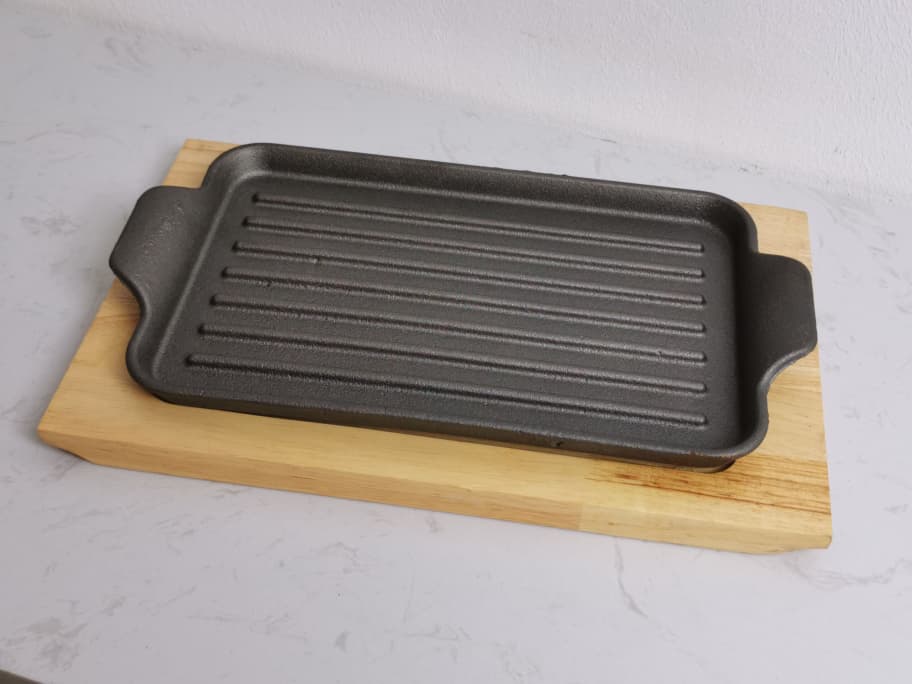 901 cast iron pan with wooden tray