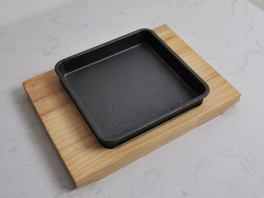 14*14cm cast iron pan with wooden tray
