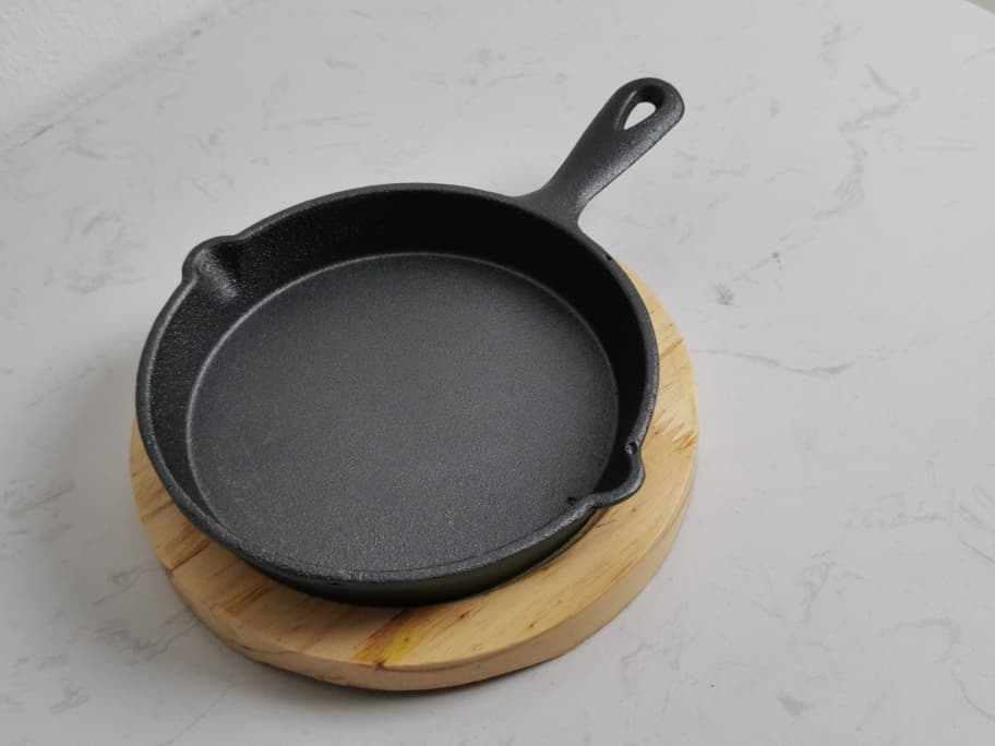 14cm cast iron pan with wooden tray