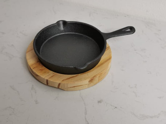 12cm cast iron pan with wooden tray